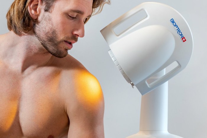 Lampa Bioptron Pro pri ošetrení ramena