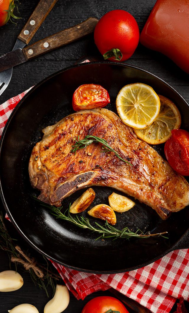 Steak s pečenou zeleninou na panvici